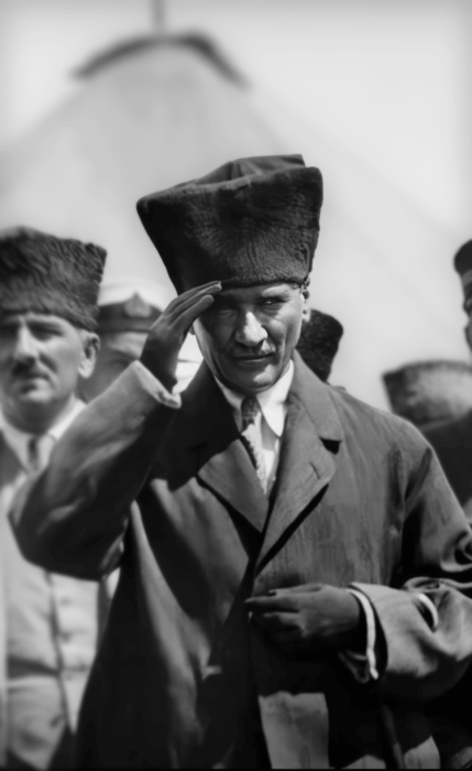 “Atatürk, asker selamı verirken çekilmiş siyah beyaz bir fotoğraf.