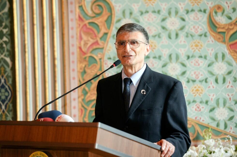 Aziz Sancar bir kürsüde konuşma yapıyor.