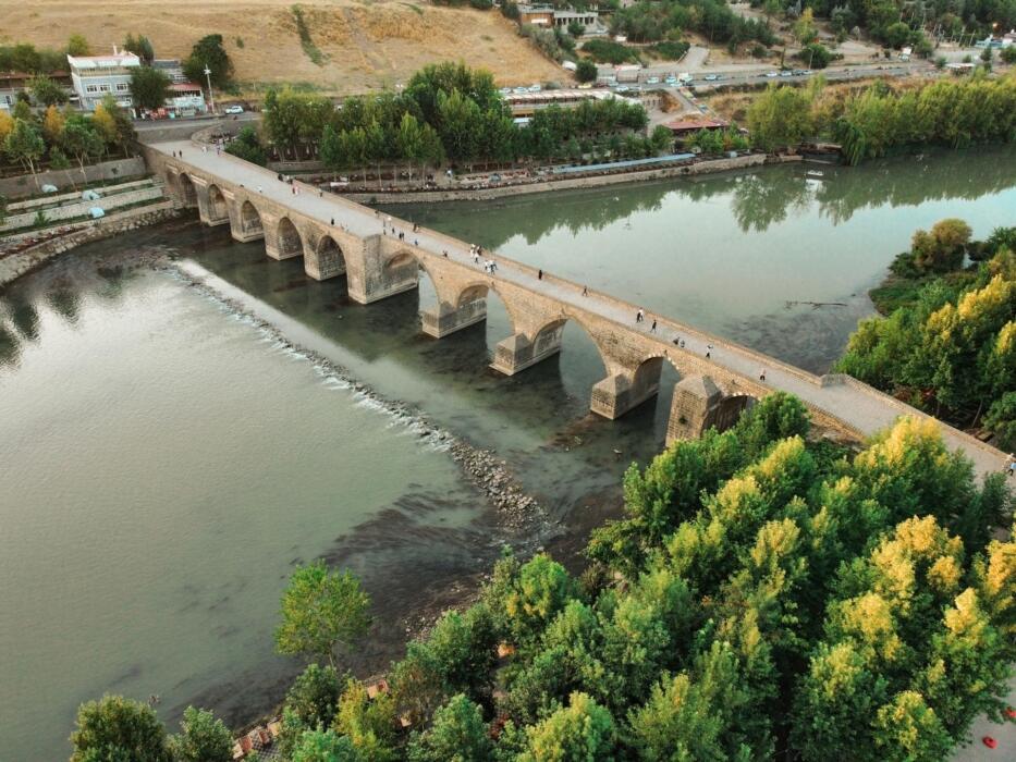 Dicle Nehri kıyısında yer alan tarihi taş köprü ve çevresindeki yeşil tepeler, Güneydoğu Anadolu Bölgesi’nin doğal manzarasını yansıtan bir Türkiye akarsu haritası görüntüsü.