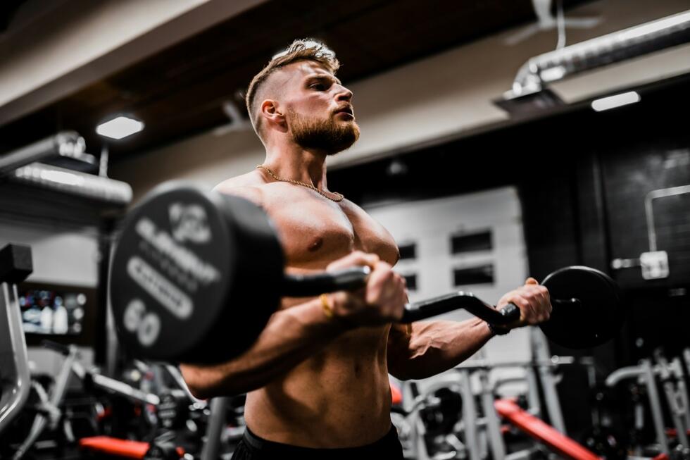 biceps curl yapan kaslı bir erkek
