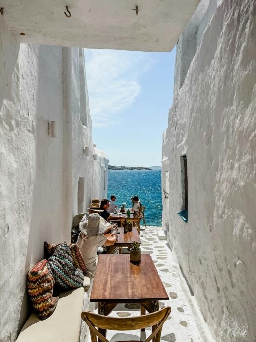 Mikonos'un taş sokaklarından bir görüntü