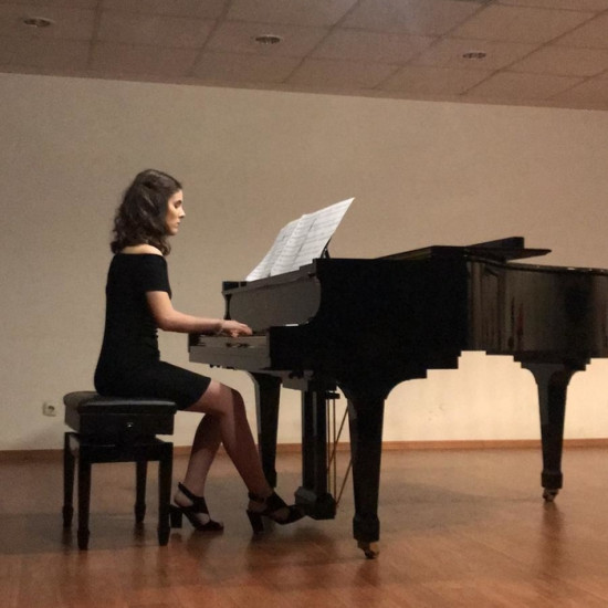 Gizem Piyanoda uzmanlık belgesi ve deneyimi olan öğretmenden evde
